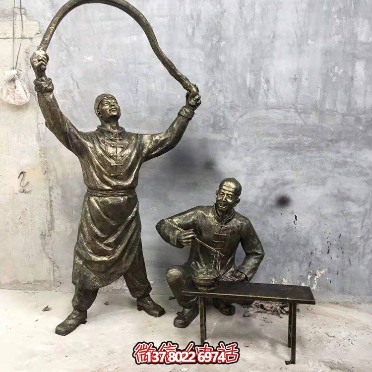 仿銅人物雕塑，裝點(diǎn)現(xiàn)代城市街道