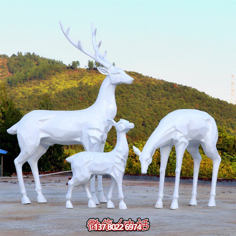 玻璃鋼梅花鹿雕塑，讓一家三口在公園戶外玩耍