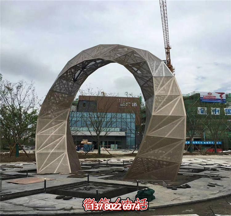 不銹鋼網(wǎng)格拱門雕塑，點(diǎn)綴廣場(chǎng)