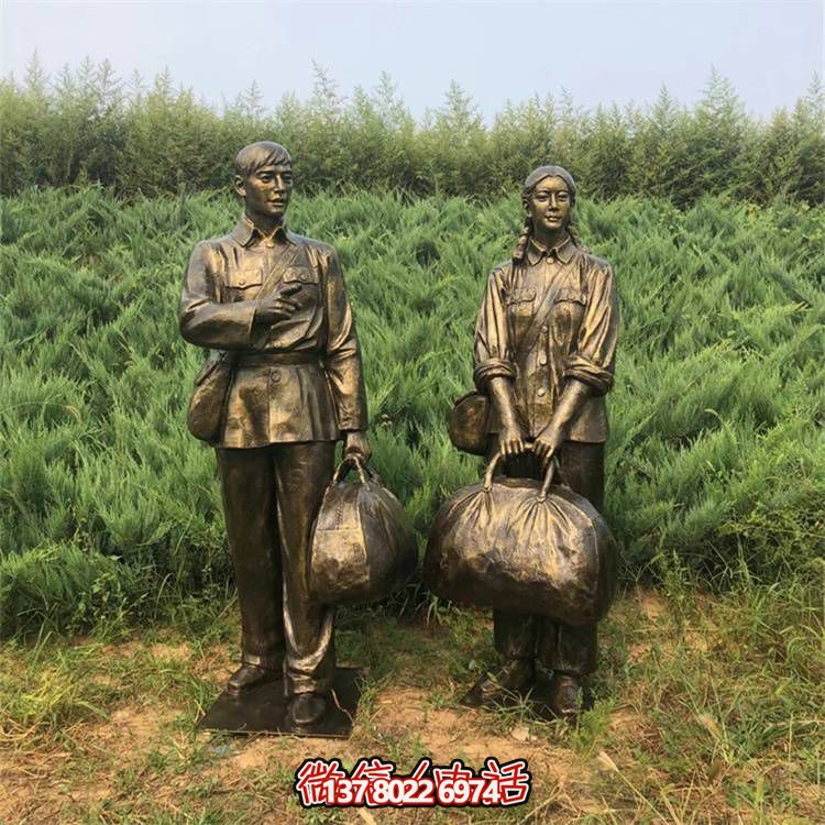 手工雕刻民俗小品，玻璃鋼仿銅人物拿行李的車站裝飾品
