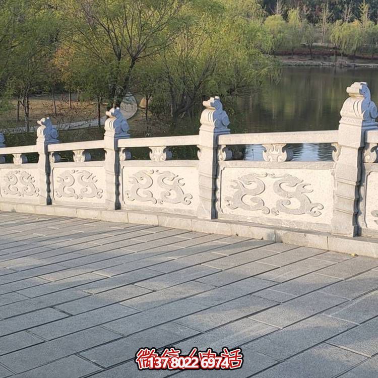精美青石浮雕石拱橋裝飾，營造舒適安全的公園氛圍