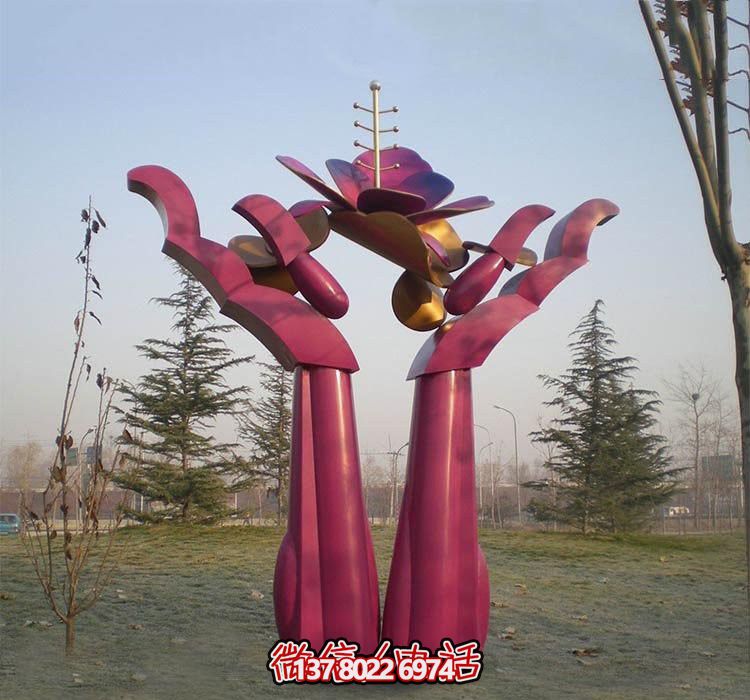 不銹鋼雕塑——用手捧花朵，點(diǎn)綴公園抽象美