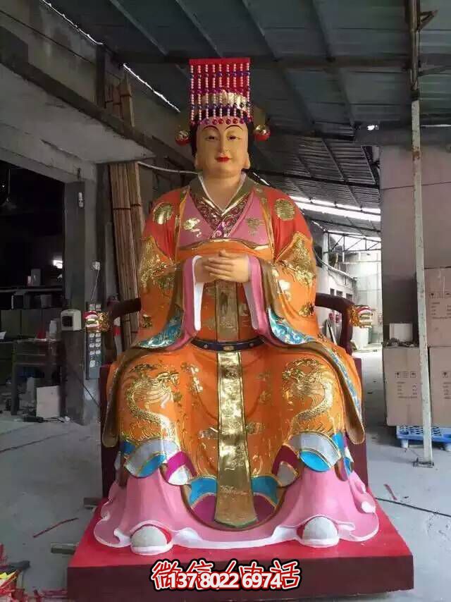 王母娘娘純銅雕塑，屹立于寺廟之中