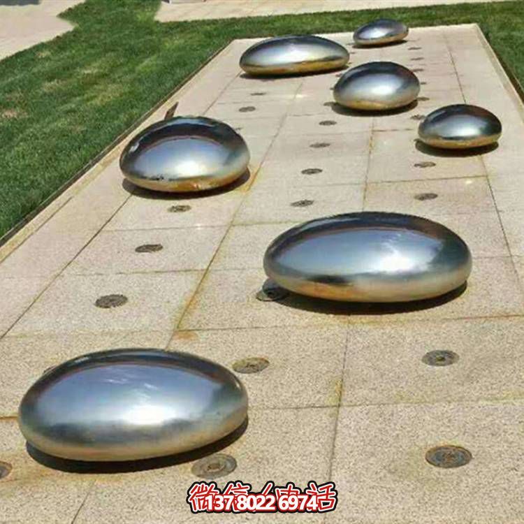 不銹鋼鏡面戶外噴泉水景擺件，以鵝卵石與雕塑裝飾