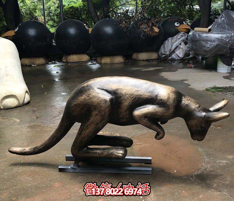 不銹鋼袋鼠雕塑，擺放于大型廣場