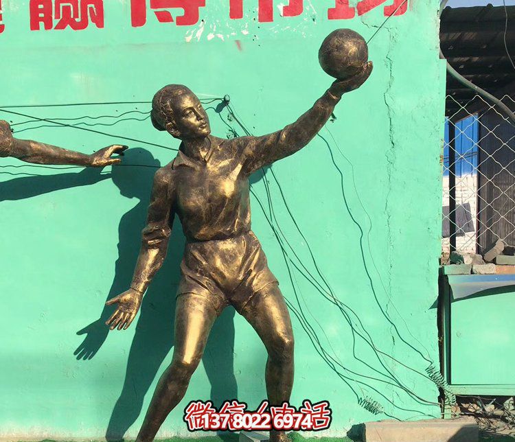 大型玻璃鋼排球?qū)W生雕塑，為廣場增添活力