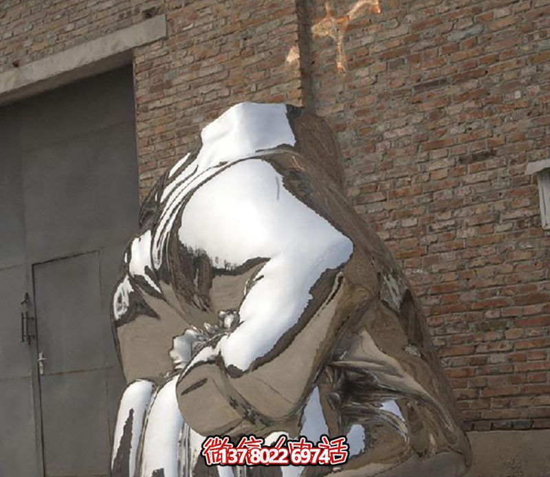 不銹鋼拳頭雕塑，為城市廣場增添力量與鏡面光彩