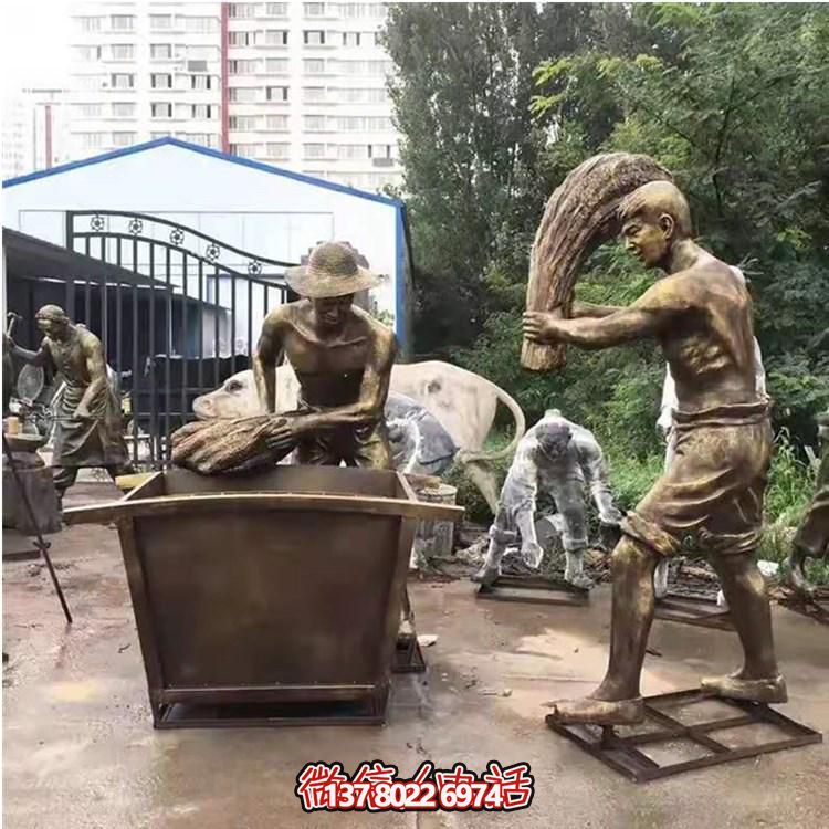 玻璃鋼仿銅農(nóng)耕人物雕塑，美化戶外景區(qū)