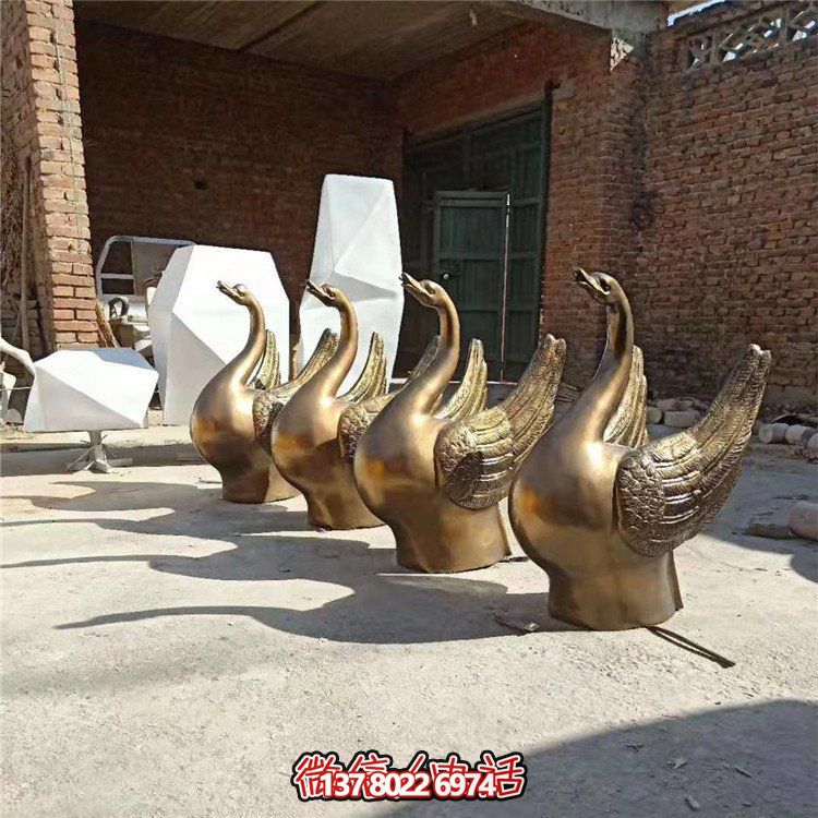 仿銅噴水雕塑，玻璃鋼景觀天鵝水池，為廣場(chǎng)園林?jǐn)[放