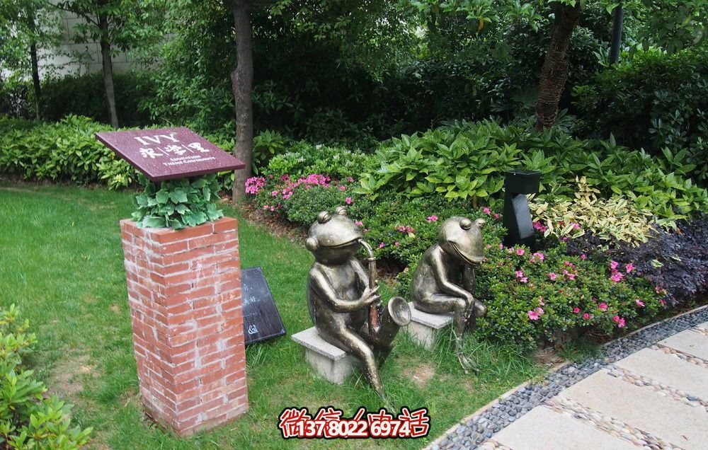 唯美青蛙雕塑，用不銹鋼增添公園景色