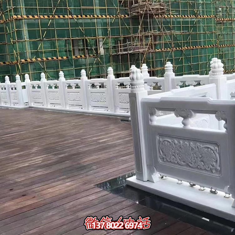 絢麗多彩的防護欄桿，為河道升旗臺打造夢幻般的園林雕塑