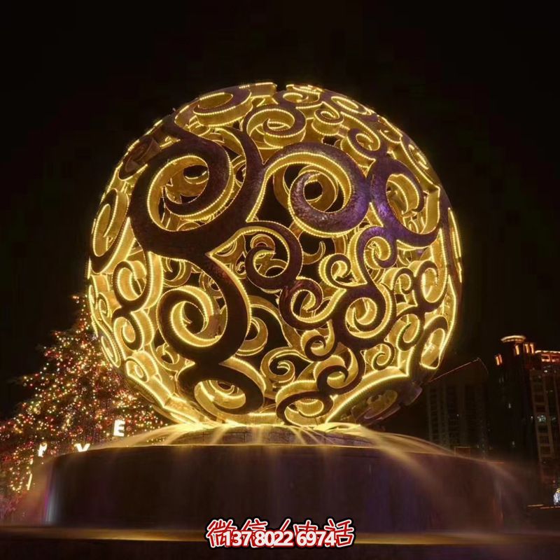 不銹鋼鏤空球雕塑，照亮夜晚的美麗噴泉