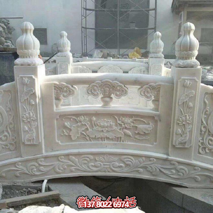 欣賞大理石雕塑的美景，玩轉庭院石拱橋