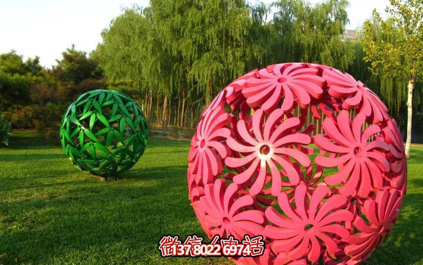 創(chuàng)意粉色鏤空球雕塑，為公園草坪增添童趣