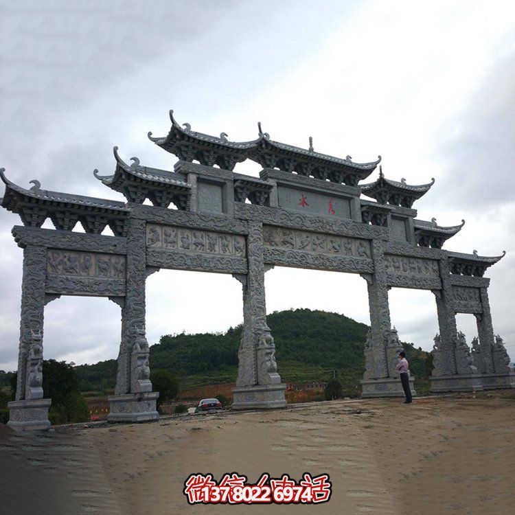 精美大型仿古青石雕刻門樓牌坊，為景區(qū)入口增添精彩
