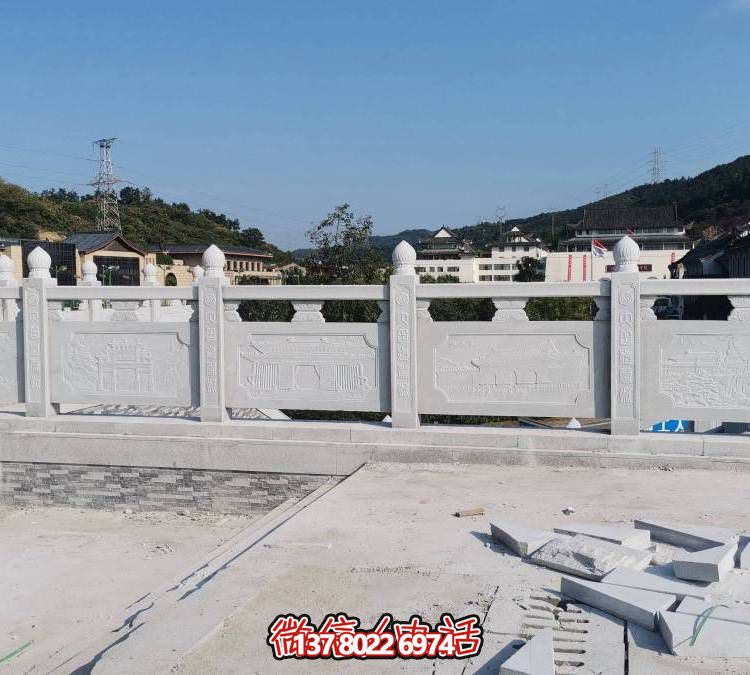 精美大理石雕塑，飾以圍欄的戶外河道裝飾