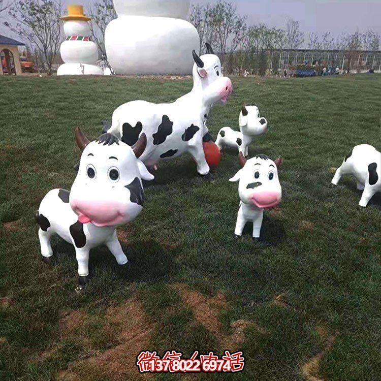 可愛小奶牛玻璃鋼雕塑，為戶外園林景觀增添獨(dú)特魅力
