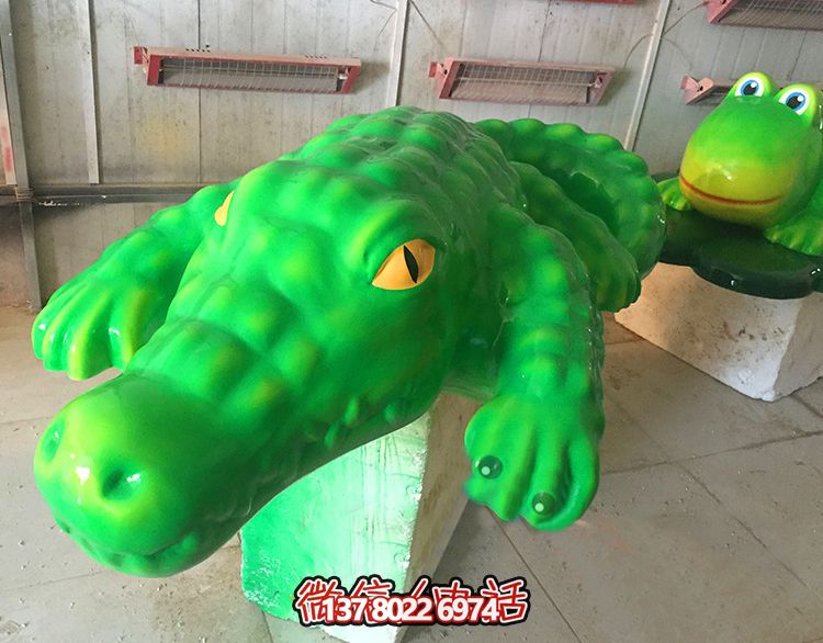 玻璃鋼鱷魚雕塑，為游樂場(chǎng)裝飾添彩