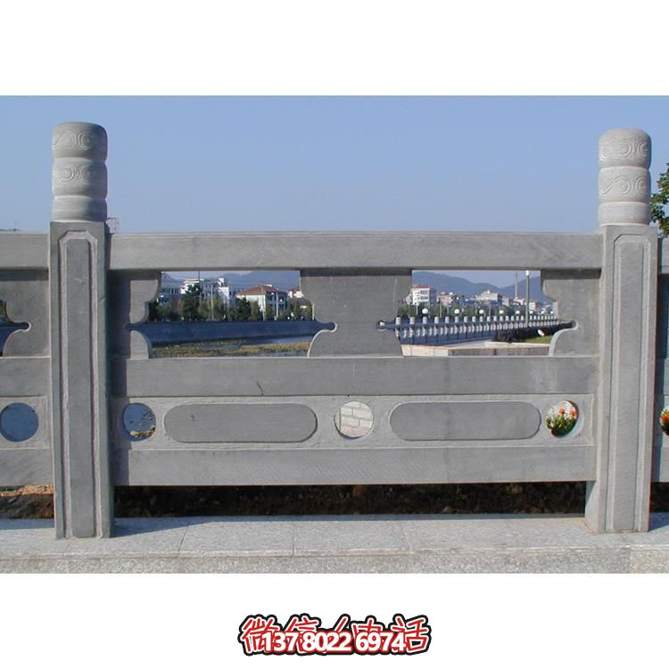 青石雕刻欄桿欄板，點綴美麗河道