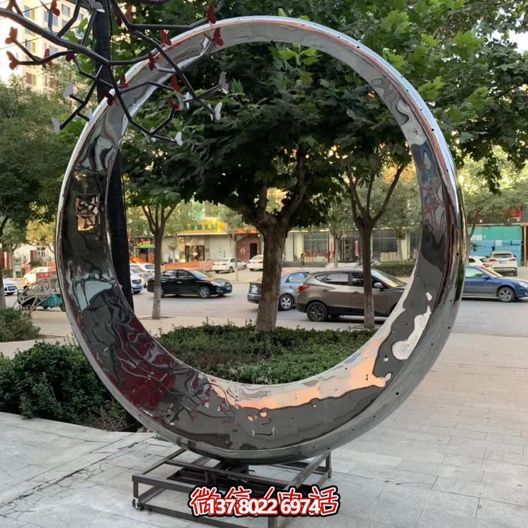 高級不銹鋼鏡面拋光圓環(huán)噴泉，為酒店會所戶外景觀雕塑增添絢麗色彩
