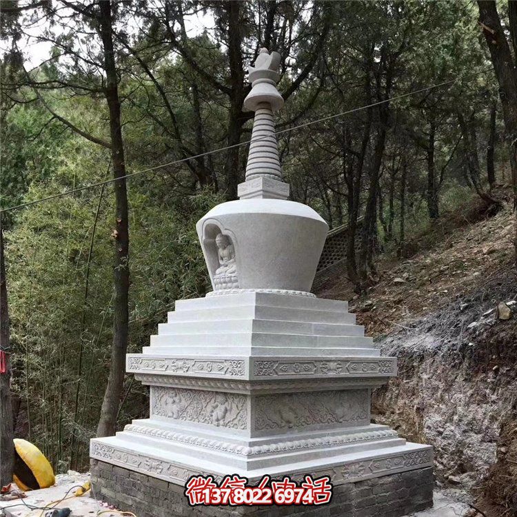 古老漢白玉石雕舍利塔，紀(jì)念古代寺廟的傳統(tǒng)藝術(shù)