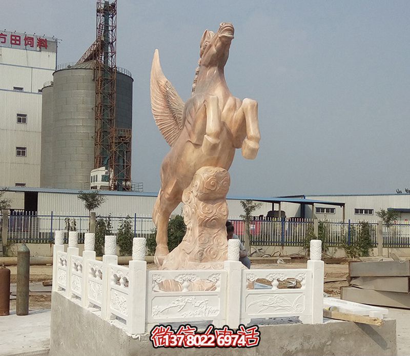 飛馬石雕創(chuàng)意雕塑，點(diǎn)綴廣場上的黃蠟石