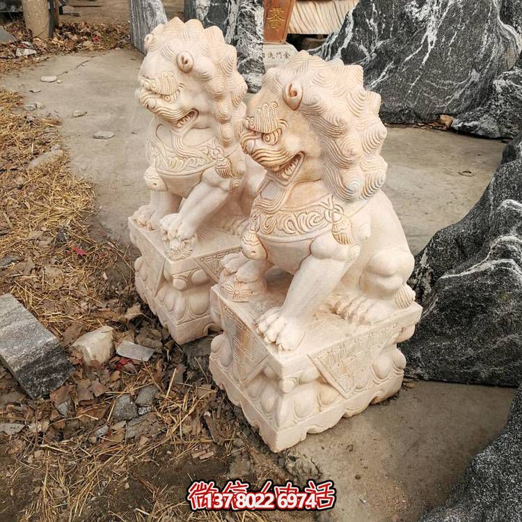 精美大理石雕刻石獅子，為酒店門口添彩晚霞紅