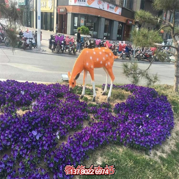 仿真鹿雕塑，在草叢中擺放，玻璃鋼打造