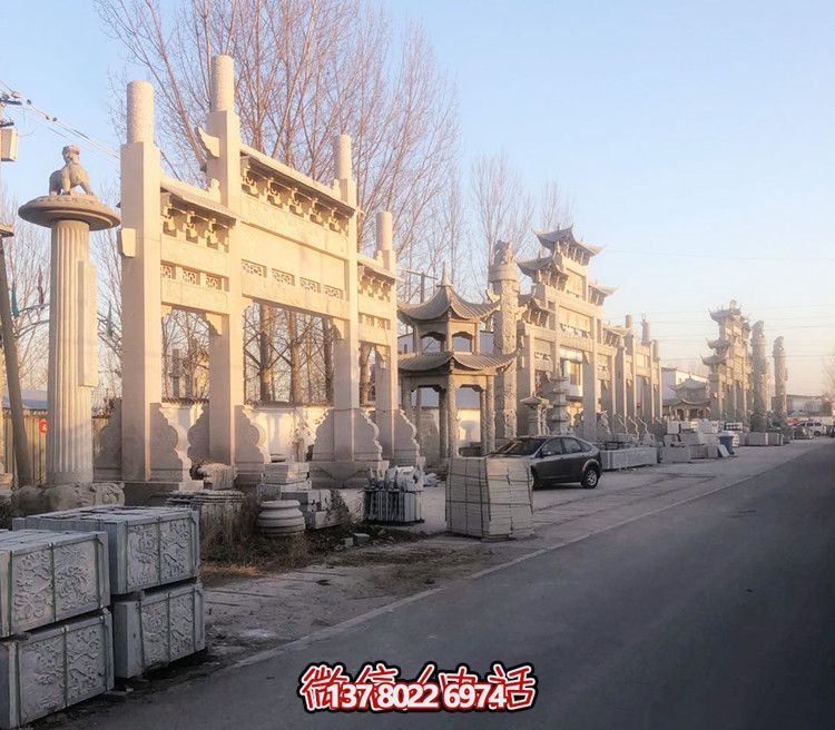 大理石門(mén)牌樓，點(diǎn)綴村莊入口