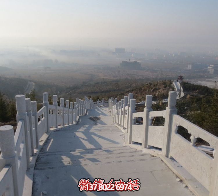 精致石雕護(hù)欄，漢白玉青石欄板點(diǎn)綴天然風(fēng)情