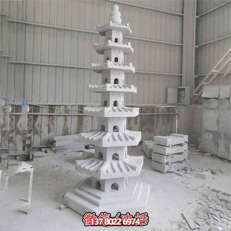 天然青石多層石佛塔，雕刻精美，為寺廟擺放