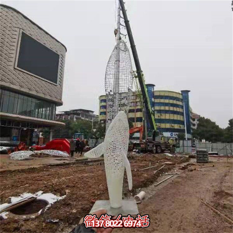 不銹鋼創(chuàng)意鏤空鯨魚雕塑，點(diǎn)綴園林景觀