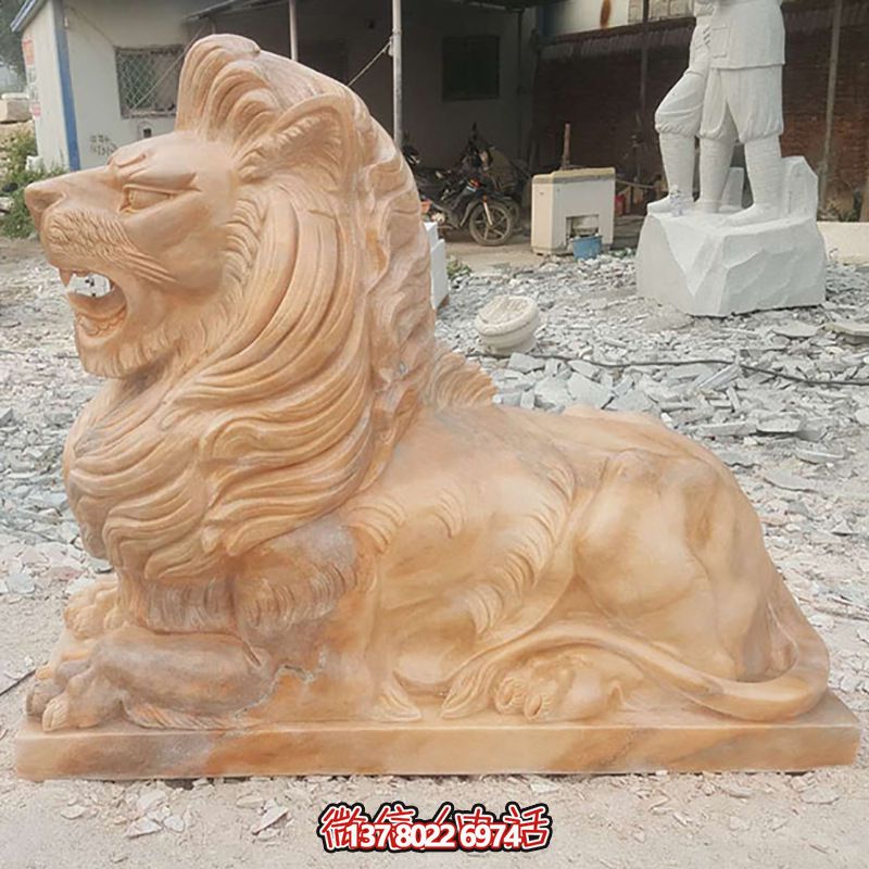 兇猛獅子紅石雕臥著雕塑，為公園景區(qū)添彩晚霞之美