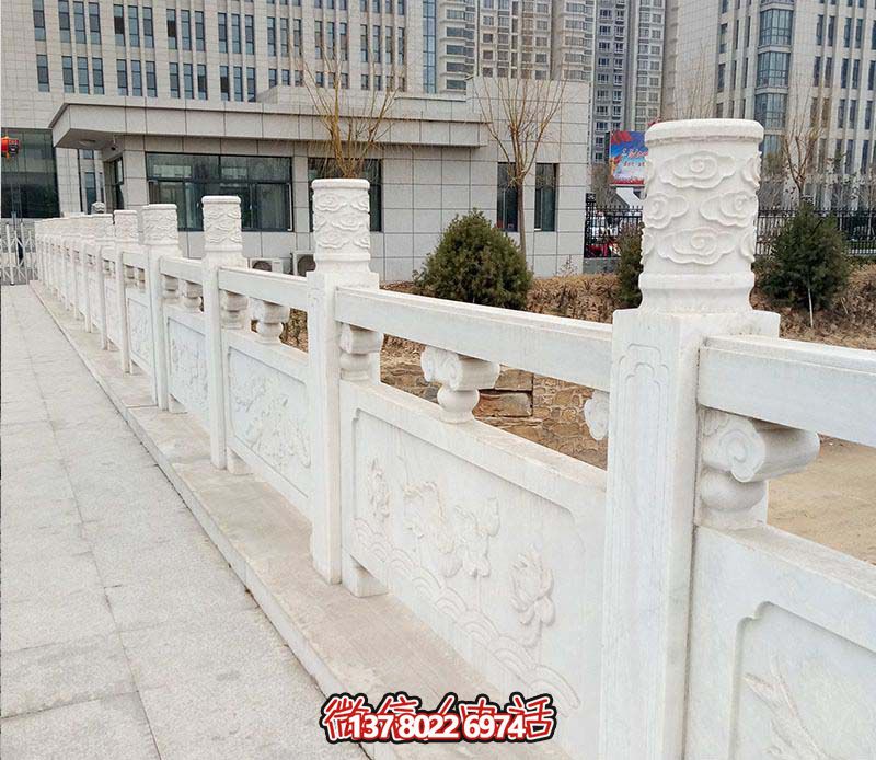 漢白玉鑲嵌欄桿扶手，點(diǎn)綴走廊裝飾，為城市花園添彩
