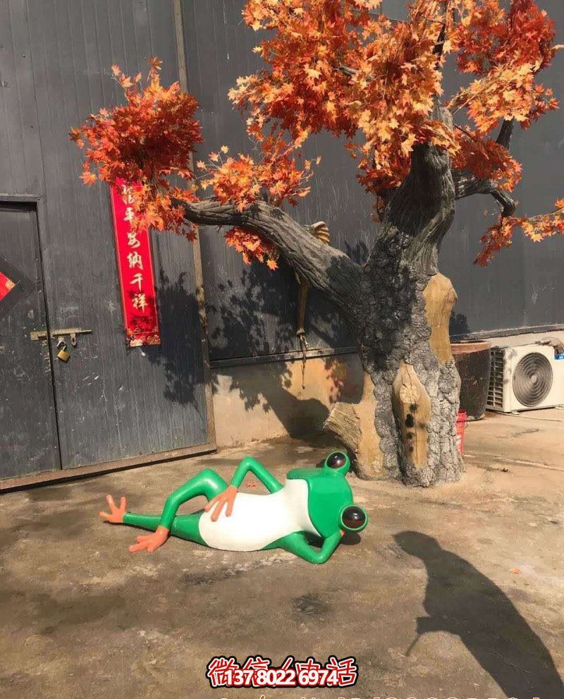 玻璃鋼雕塑躺臥青蛙，給公園增添美感
