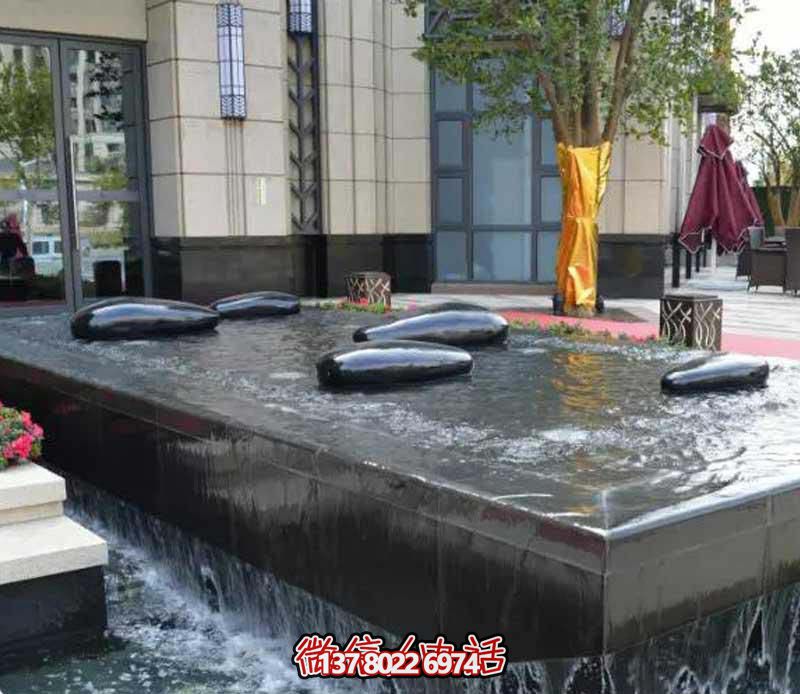 創(chuàng)意水中鵝卵石雕塑，為酒店池塘帶來抽象美感