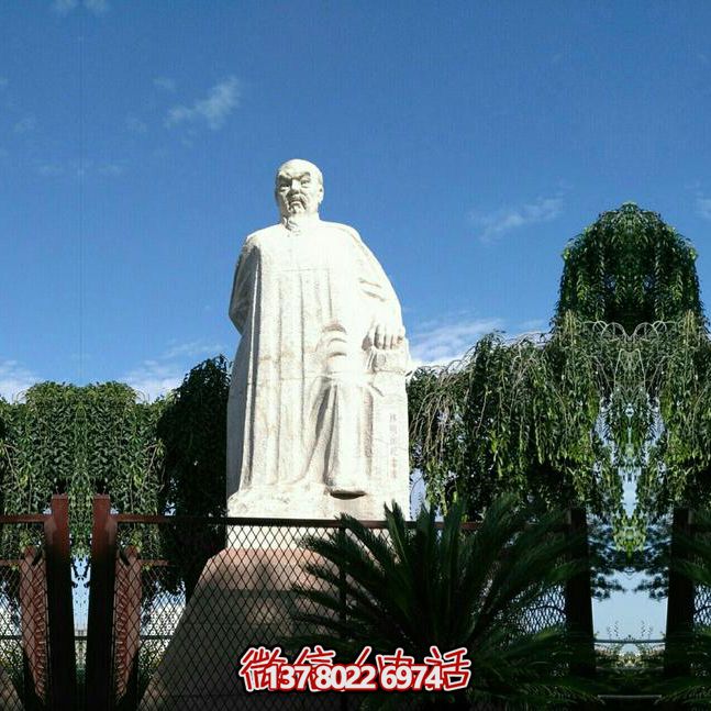 林則徐石雕塑，點綴校園廣場
