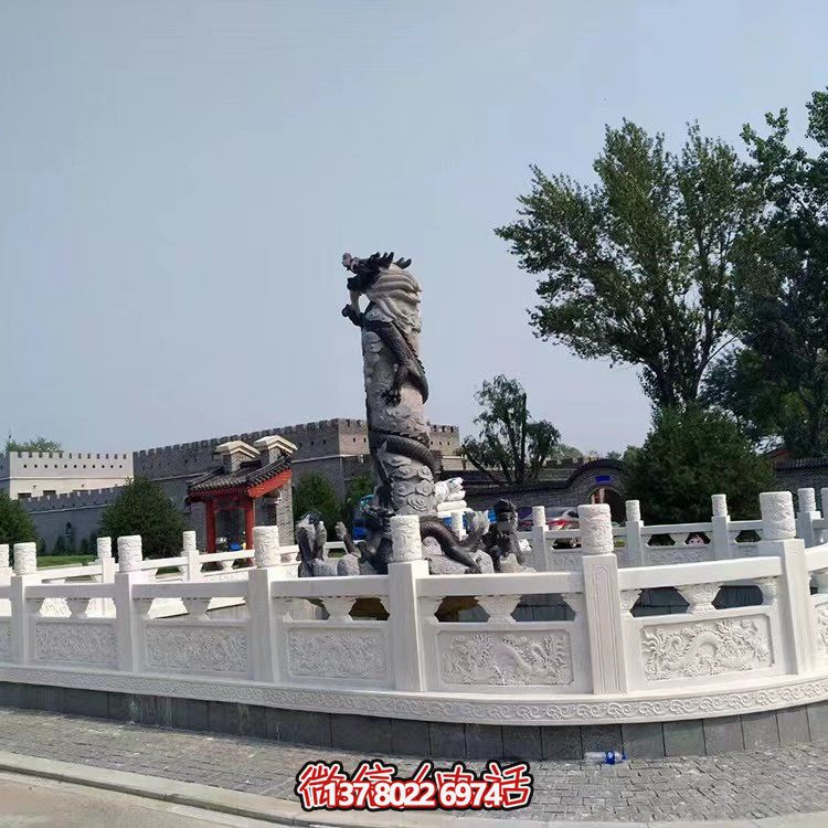 漢白玉石雕欄板，為景區(qū)水池提供防護(hù)及園林裝飾