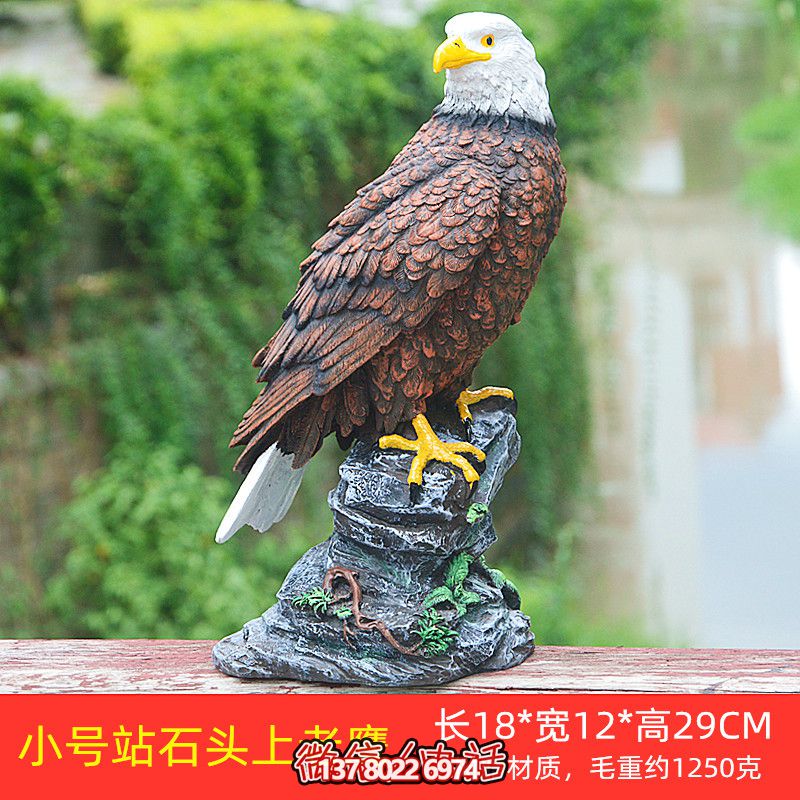 石頭藝術(shù)老鷹雕塑，點(diǎn)綴花園站