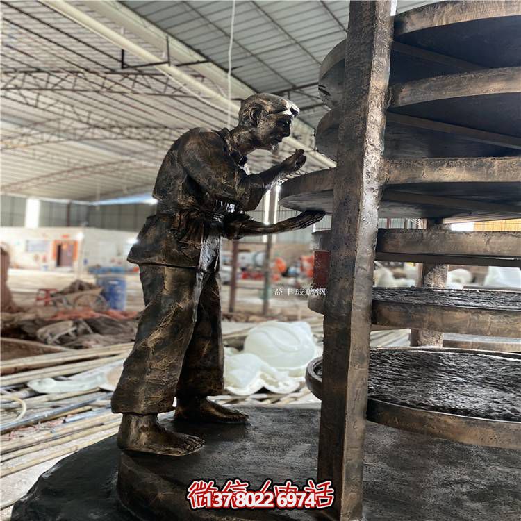 玻璃鋼仿銅人物擺件，點(diǎn)綴戶外園林景觀