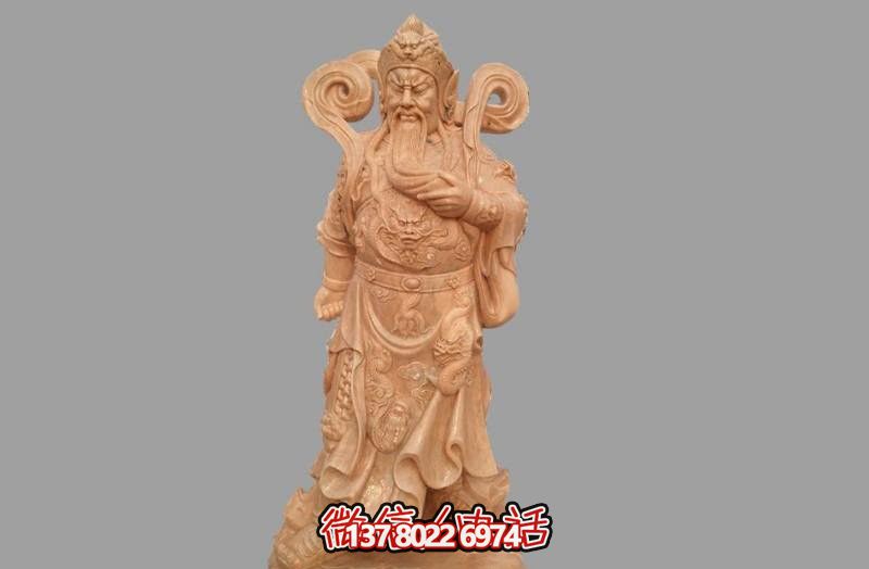 紅日晚霞下的關(guān)公雕塑，溫馨庭院里的佛像供奉