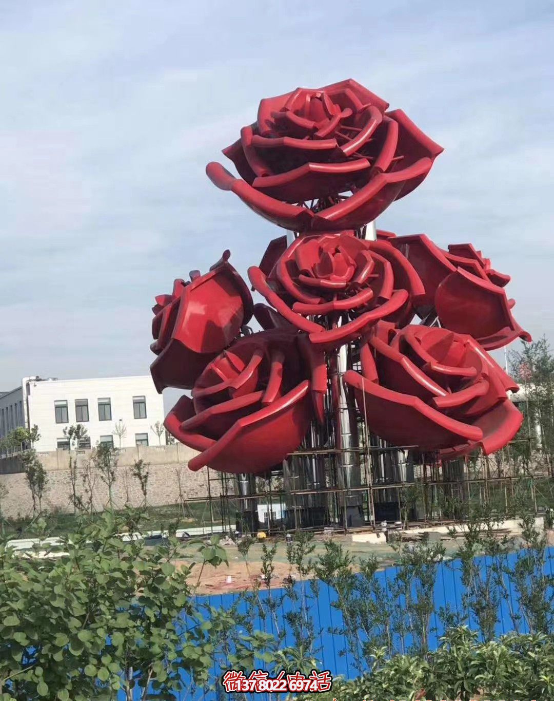 紅色玫瑰不銹鋼創(chuàng)意雕塑——美化廣場，增添驚喜