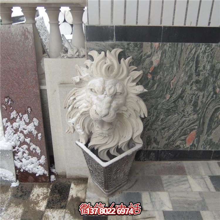 豪華別墅大型紅石獅子雕塑，園林景觀完美呈現(xiàn)