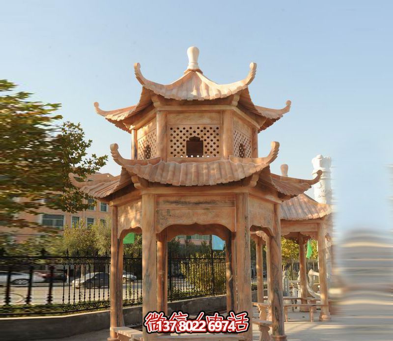 雙層涼亭，讓晚霞紅彩點綴庭院