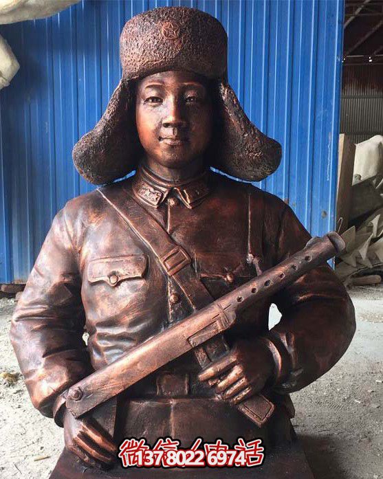 不銹鋼仿銅雷鋒持槍雕塑，現(xiàn)代雷鋒屹立于戶外景區(qū)