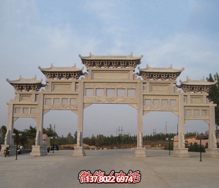 精美大型鏤空牌樓石雕，為公園廣場增添美麗色彩
