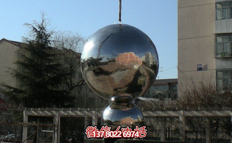 不銹鋼球體雕塑，鏡面反光，室外裝點(diǎn)美化
