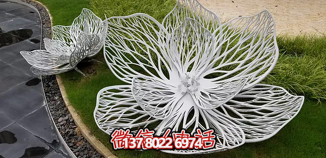 不銹鋼蓮花雕塑，鐵藝裝點戶外廣場