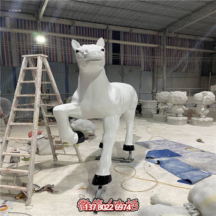 玻璃鋼馬雕塑，點(diǎn)綴戶外園林