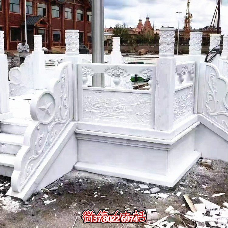 漢白玉升旗臺，做工精美，安全防護欄桿